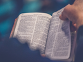 Bibli nestačí pouze číst