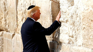 Donald Trump navštívil Zeď nářků