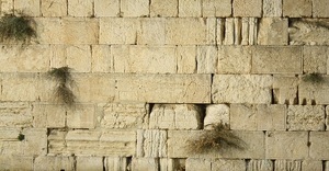 Ze západní zdi spadl stokilový kámen